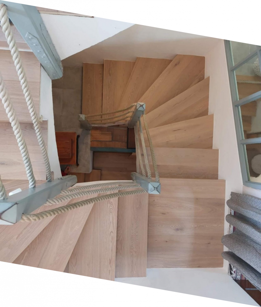 Un escalier en parquet vue d’en haut