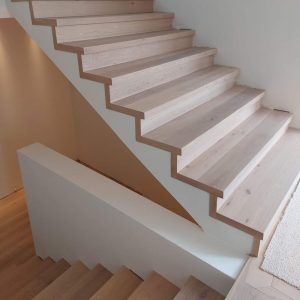 Habillage d’un escalier en parquet clair