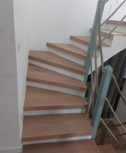 Escalier habillé en planches de bois