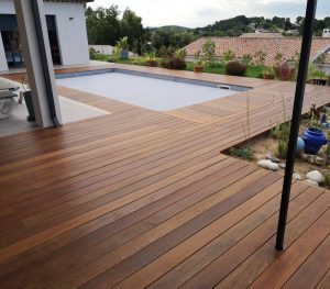 Terrasse en bois d’ipé avec piscine couverte