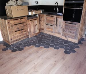 Espace cuisine avec au sol parquet et carrelage