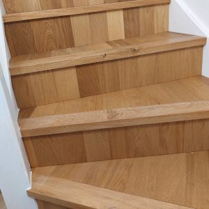 Escalier en bois clair