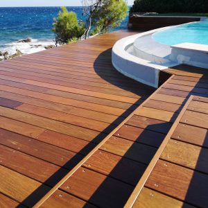 Terrasse en bois d’ipé autour d’une piscine