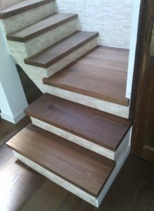 Habillage de marches d’escalier en chêne foncé rustique