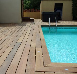 Terrasse extérieure de piscine en bois d'ipé