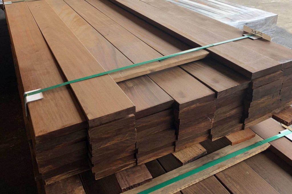 Un tas de planches de bois rouge pour la construction de terrasses