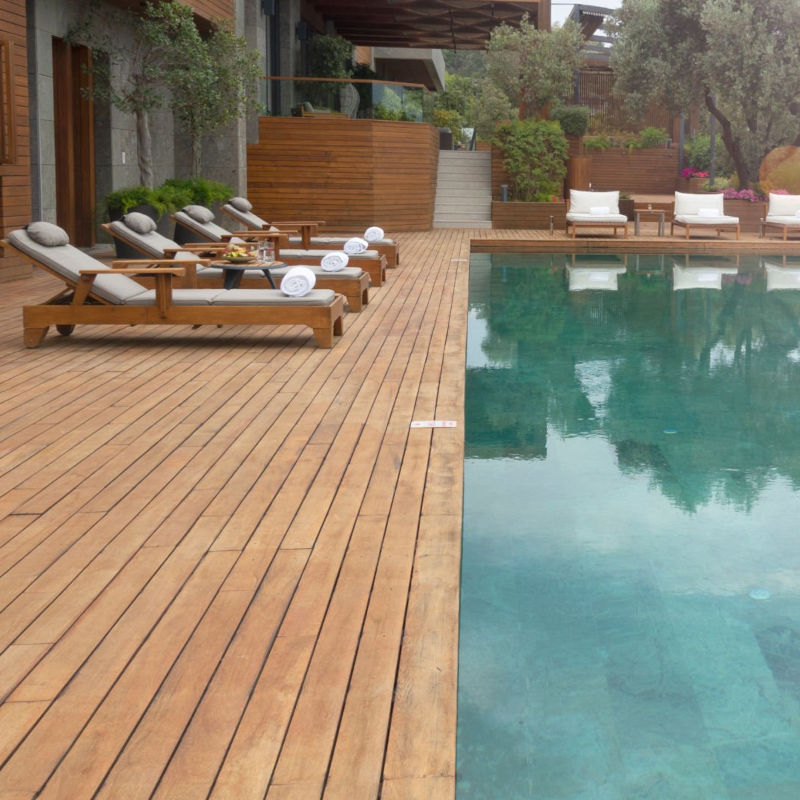 Une terrasse en bois avec piscine