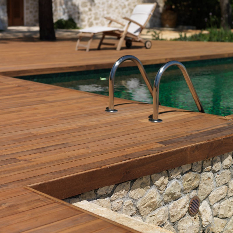 Une terrasse de piscine tout en bois